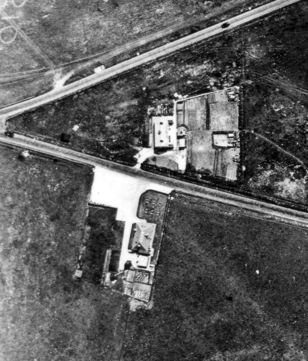 1930s aerial photo of Stonehenge custodian\u2019s cottage_Historic England Archive