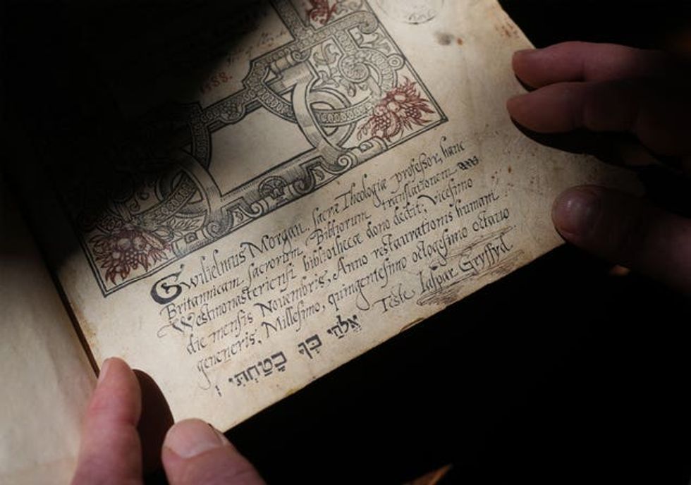 A Latin inscription recording the gift of a rare first edition of the Welsh Bible, dating from 1588