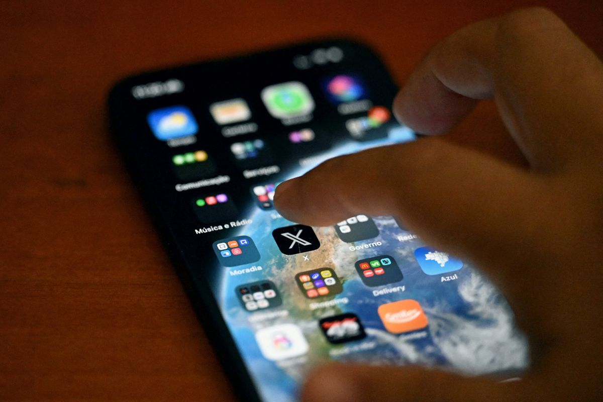 A person scrolls through an iPhone home screen