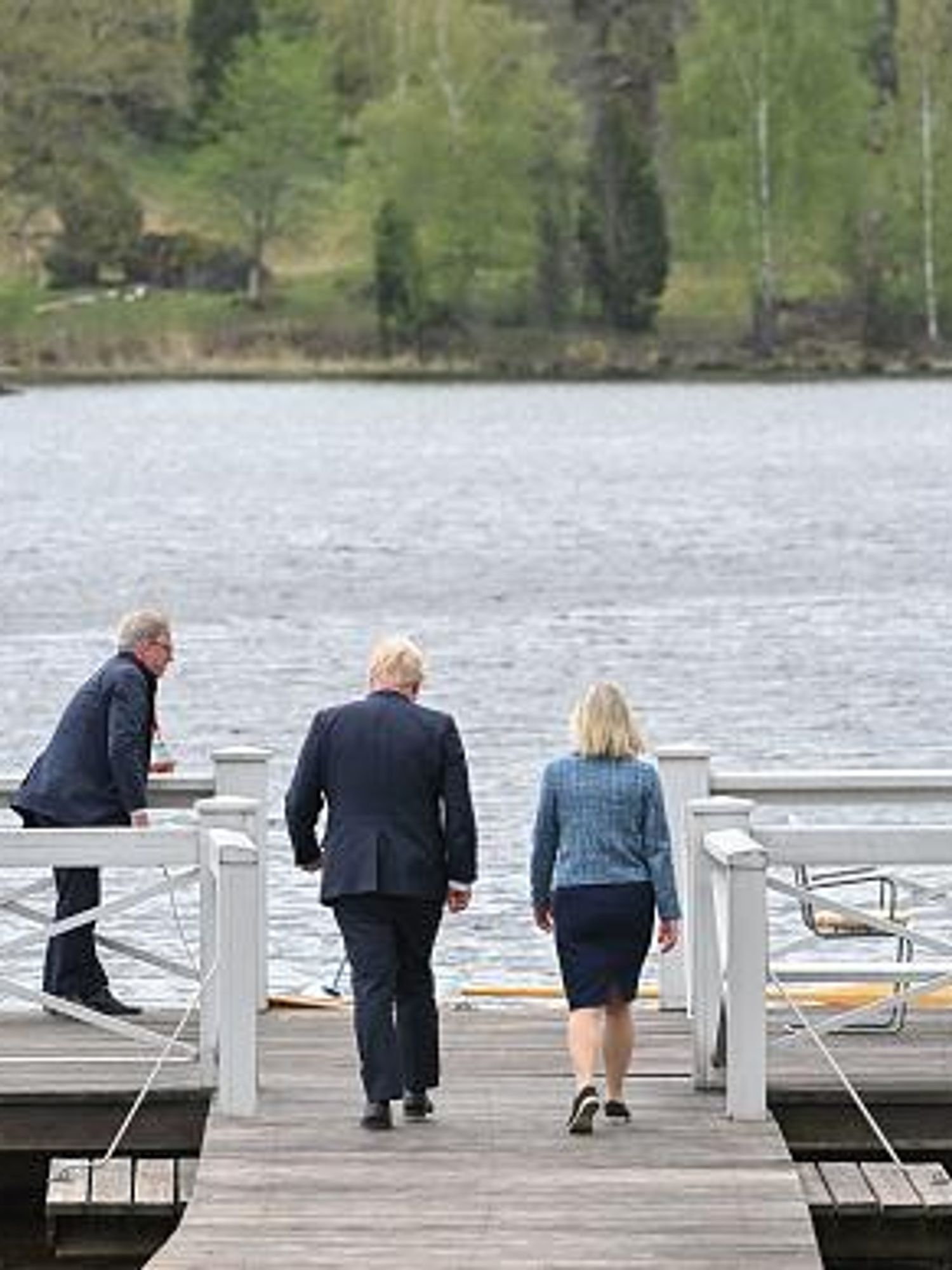Photo of Boris Johnson in rowing boat becomes instant meme