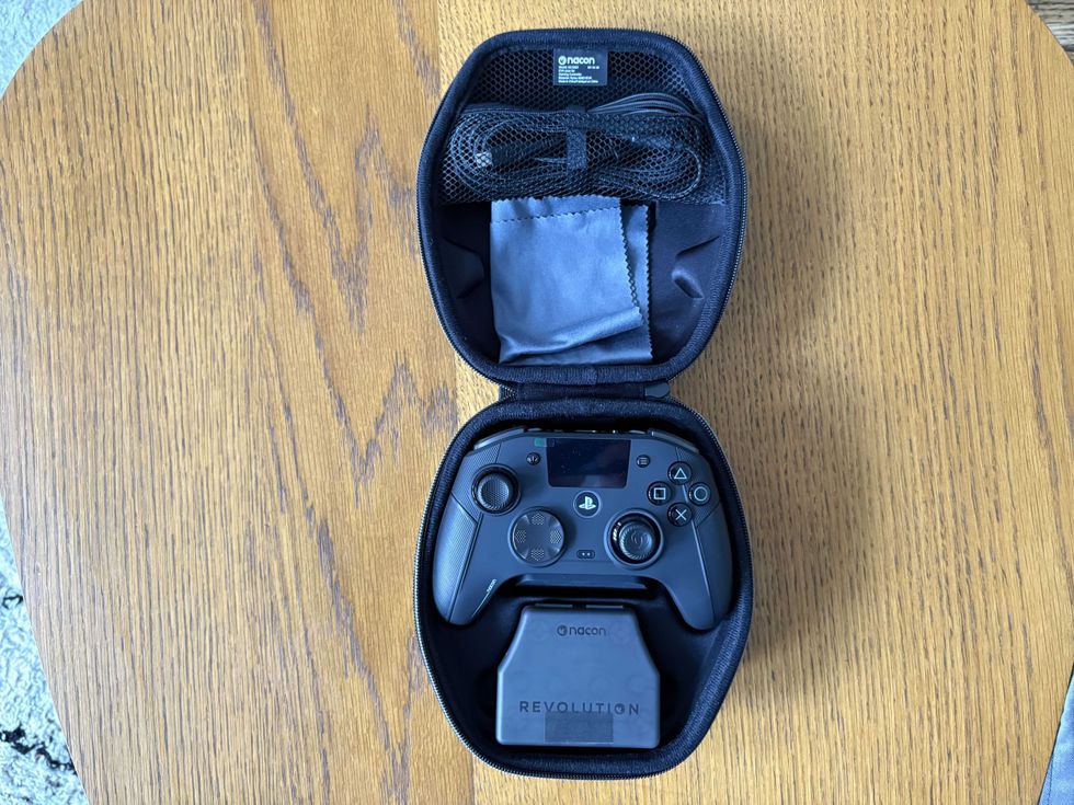 A photo of the Nacon Revolution 5 Unlimited case and contents