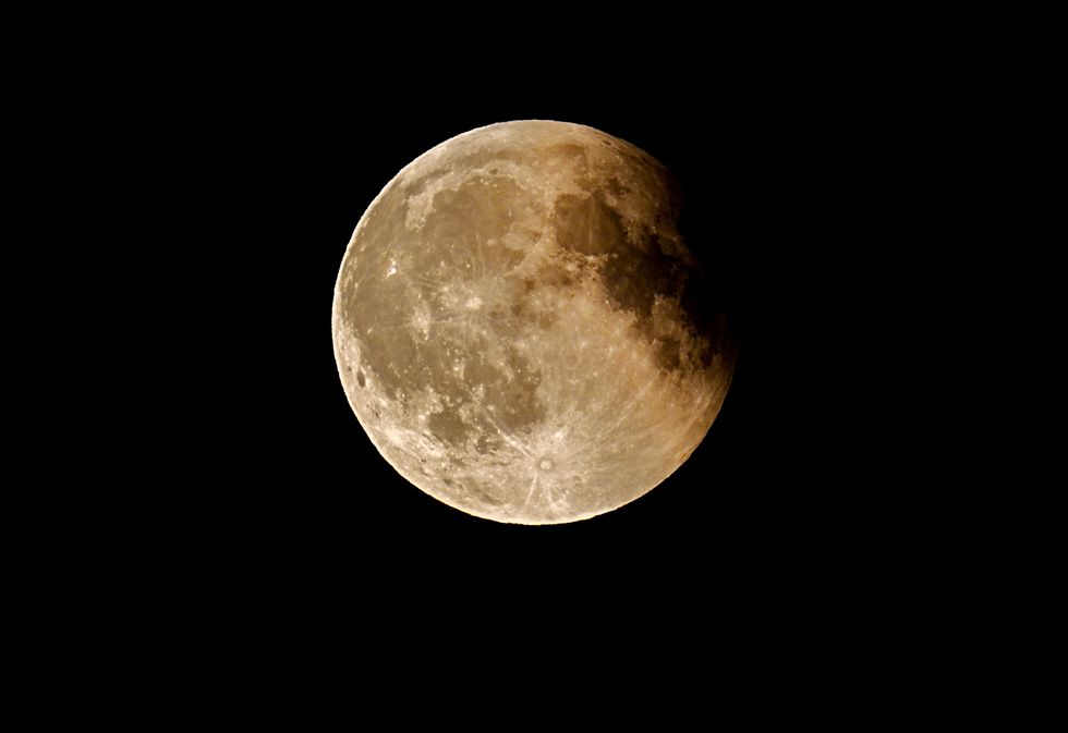 Total lunar eclipse ‘blood moon’ pictured from UK