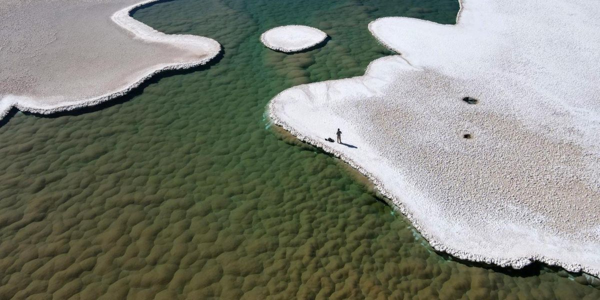 Um incrível mundo perdido de lagos cristalinos descoberto no deserto
