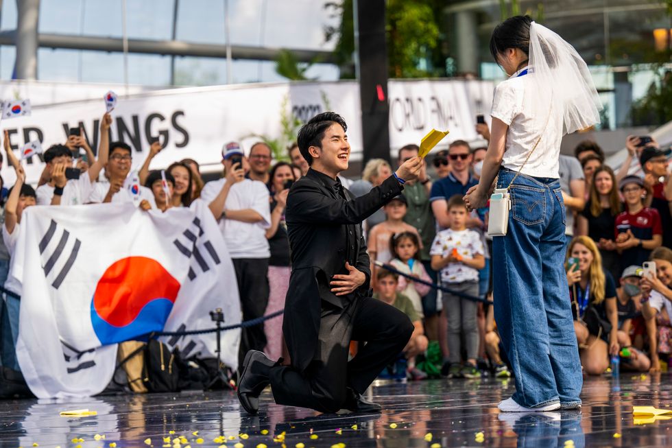 World paper plane champion proposes to girlfriend in front of crowd after win