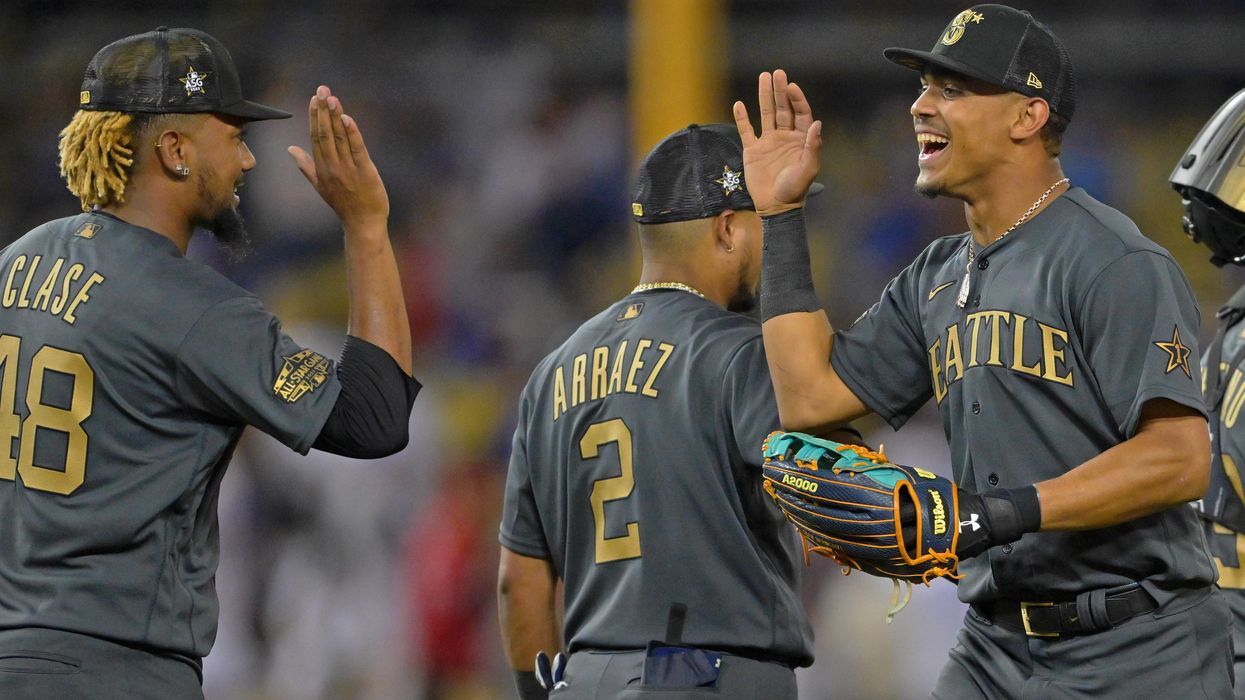 MLB pitcher calls out adult fan for jostling with kids for star autographs