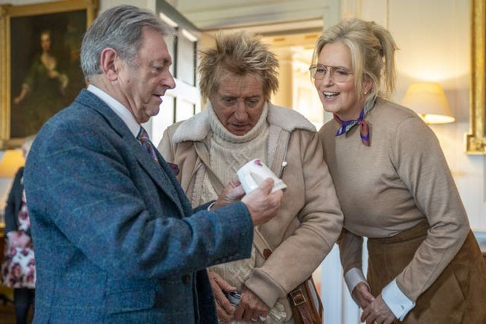 Alan Titchmarsh, Sir Rod Stewart and Penny Lancaster examine a pot