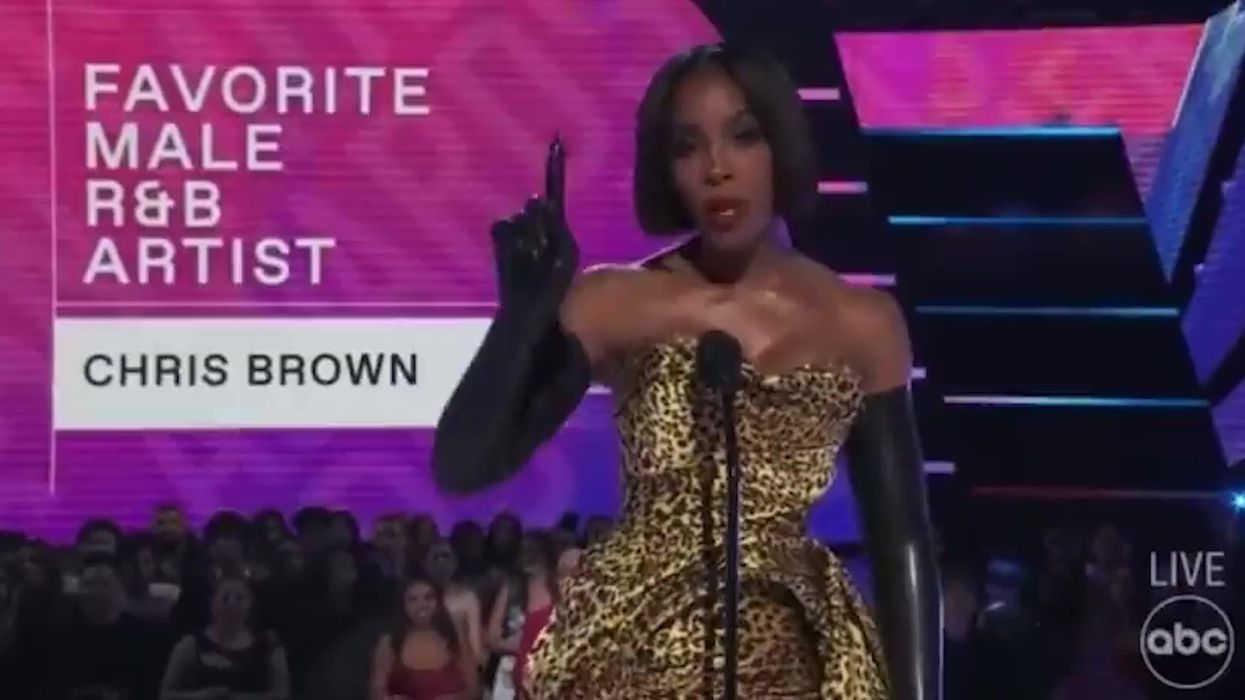 Kelly Rowland snaps at AMAs crowd for booing Chris Brown's win