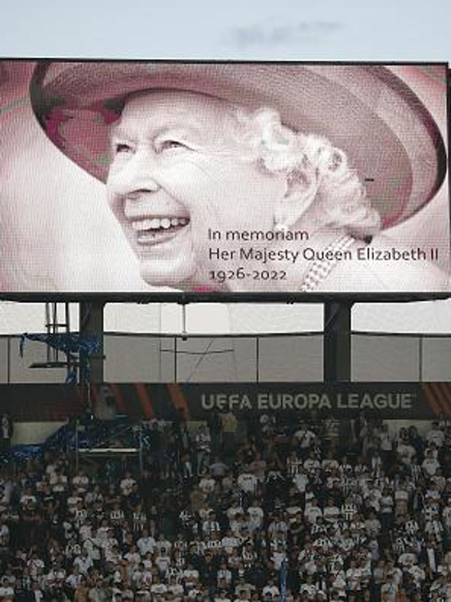 Americans keep booing the Queen at sports events