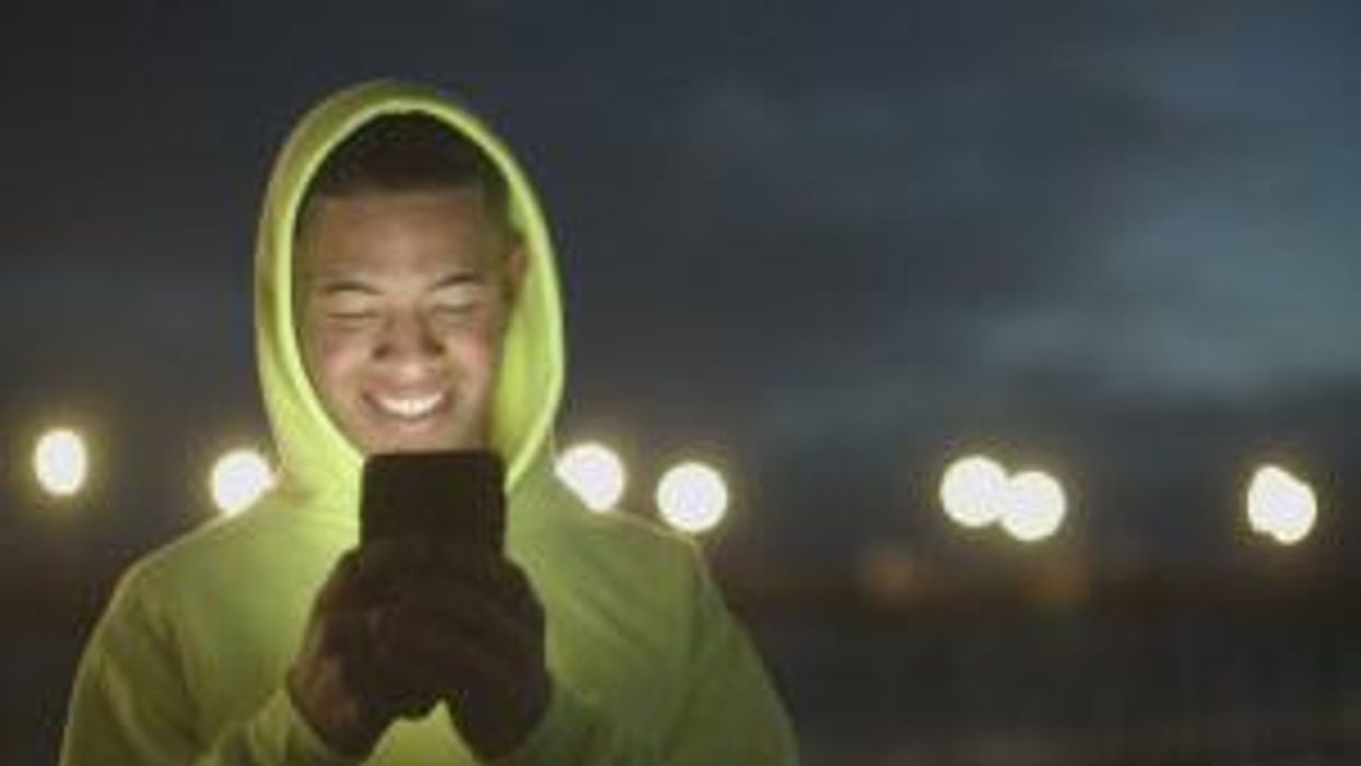 Man sparks debate after answering two work calls on a first date