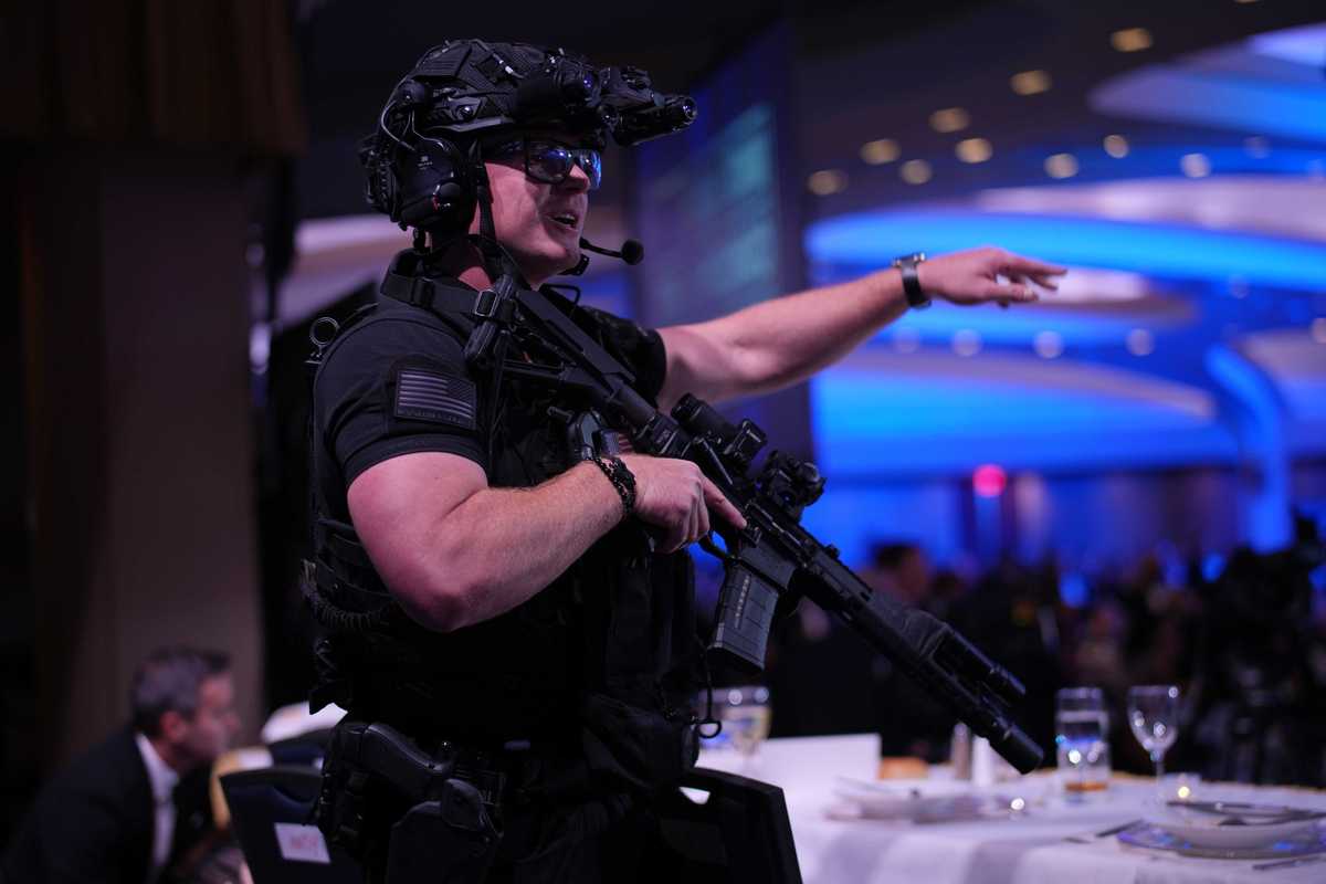 An armed US security agent at the White House Correspondents' Dinner.