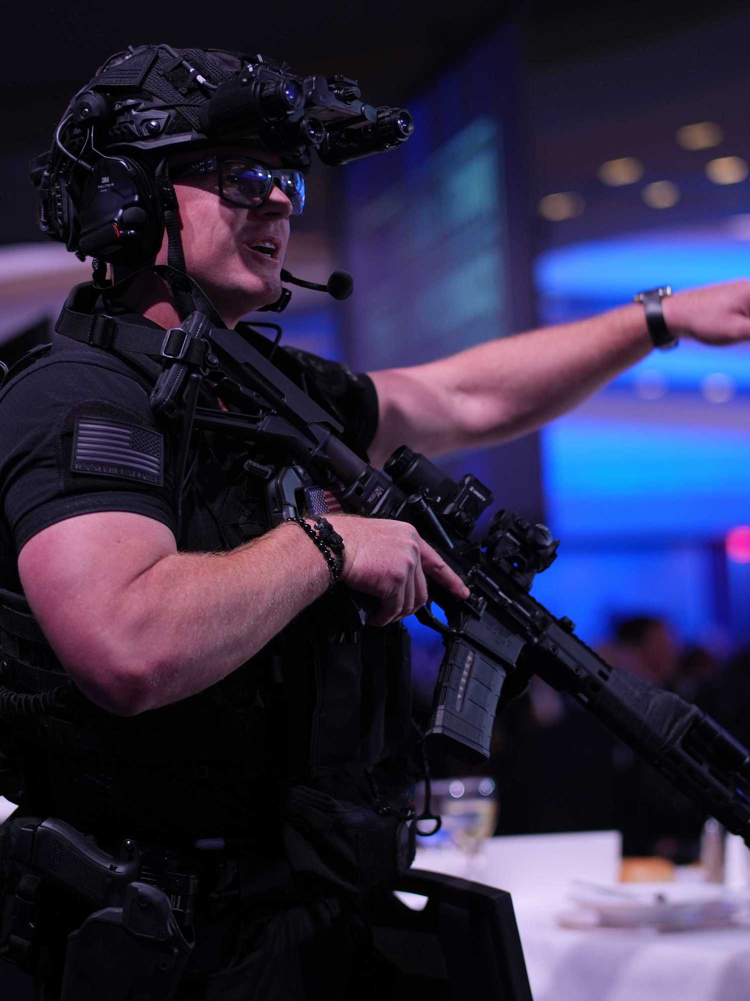An armed US security agent at the White House Correspondents' Dinner.