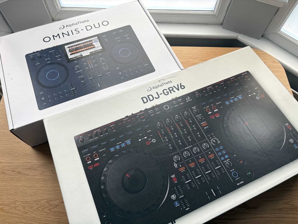 An image of the AlphaTheta OMNIS-DUO and DDJ-GRV6 boxes side-by-side