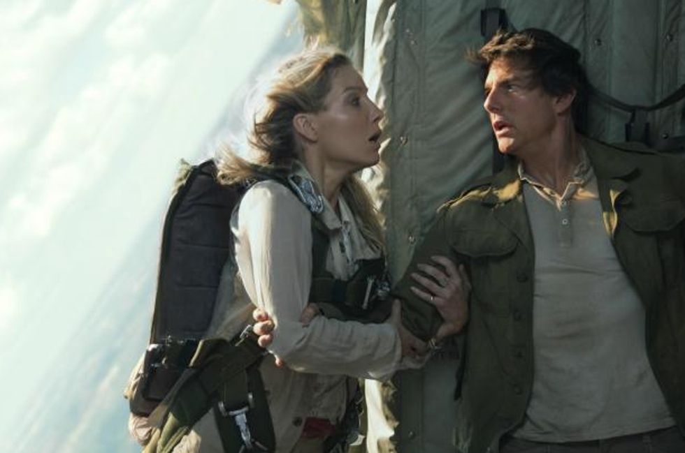 Annabelle Wallis and Tom Cruise in The Mummy