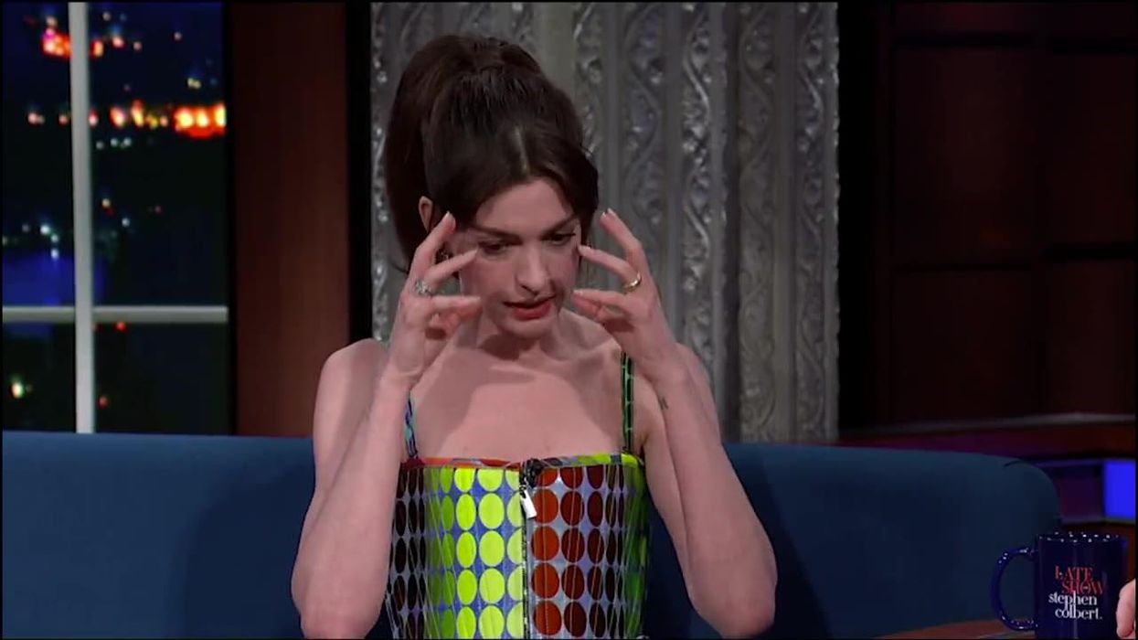 Anne Hathaway beats Kelly Clarkson in a signing contest using her own song