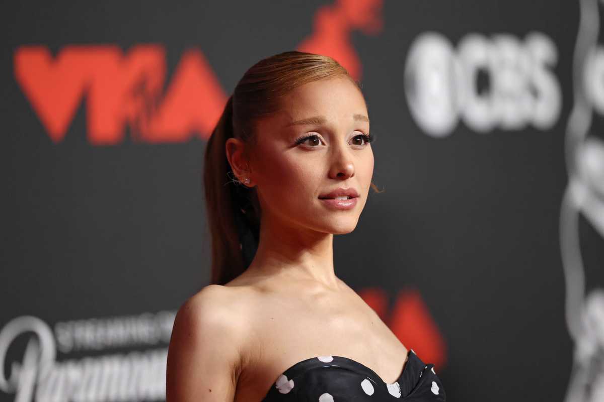 Ariana Grande forced to ditch high heels for final London shows after injury