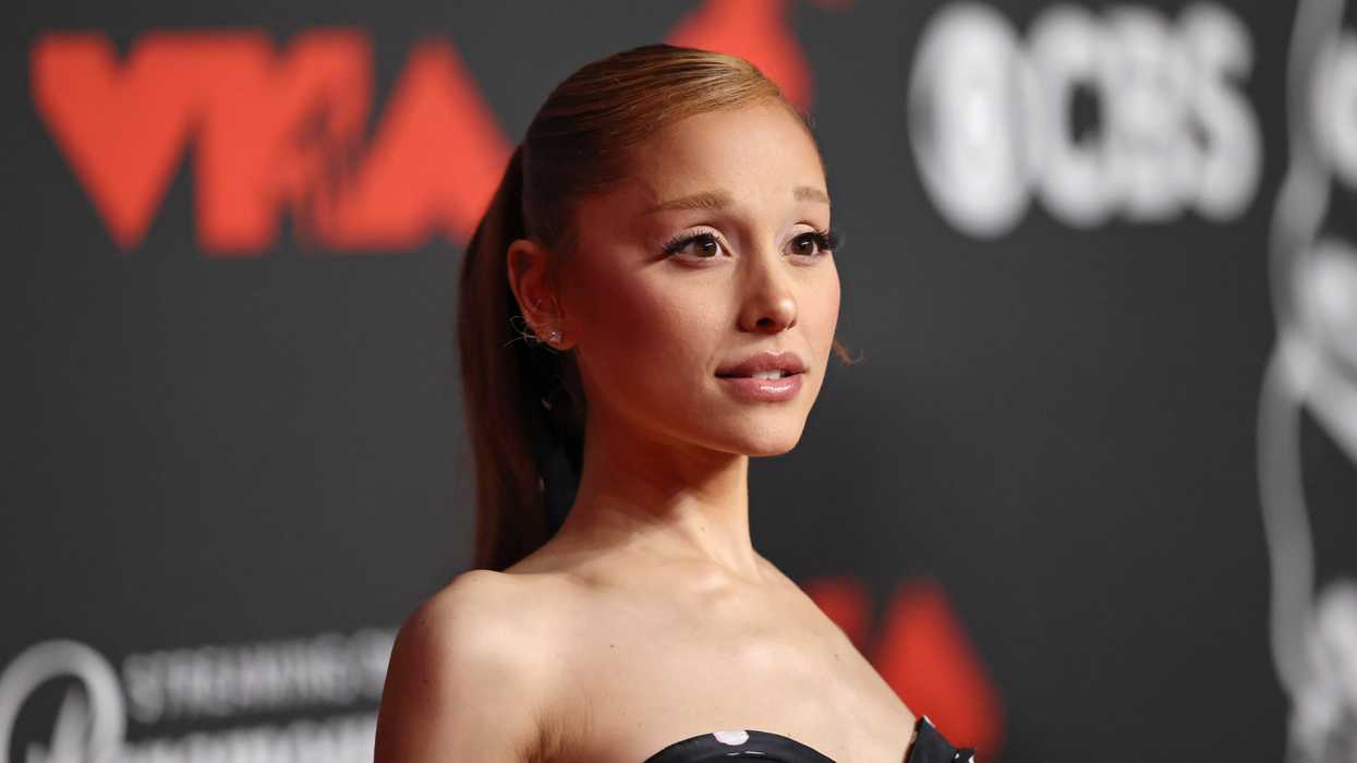 Ariana Grande forced to ditch high heels for final London shows after injury