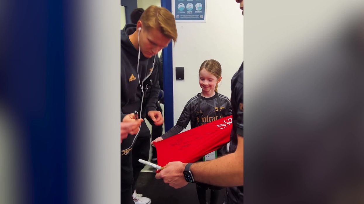 This young Arsenal fan having her shirt signed is dividing the internet for odd reason
