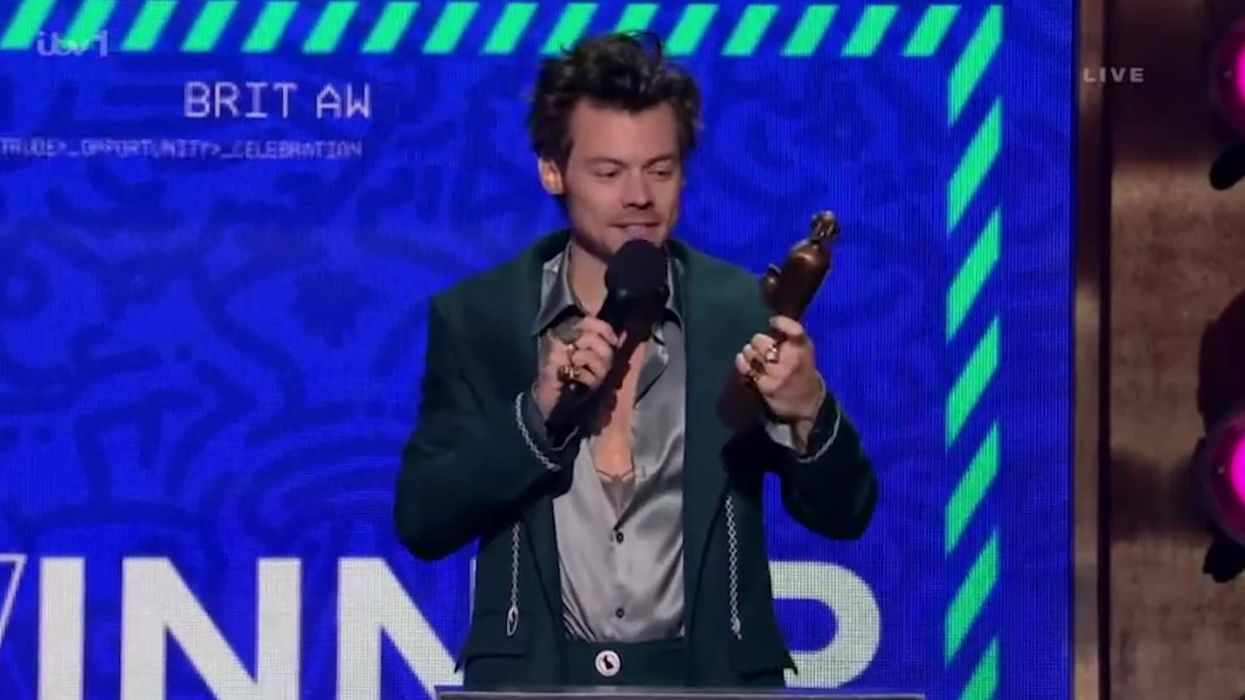 Harry Styles takes mirror selfie wearing a One Direction t-shirt and fans can't believe it