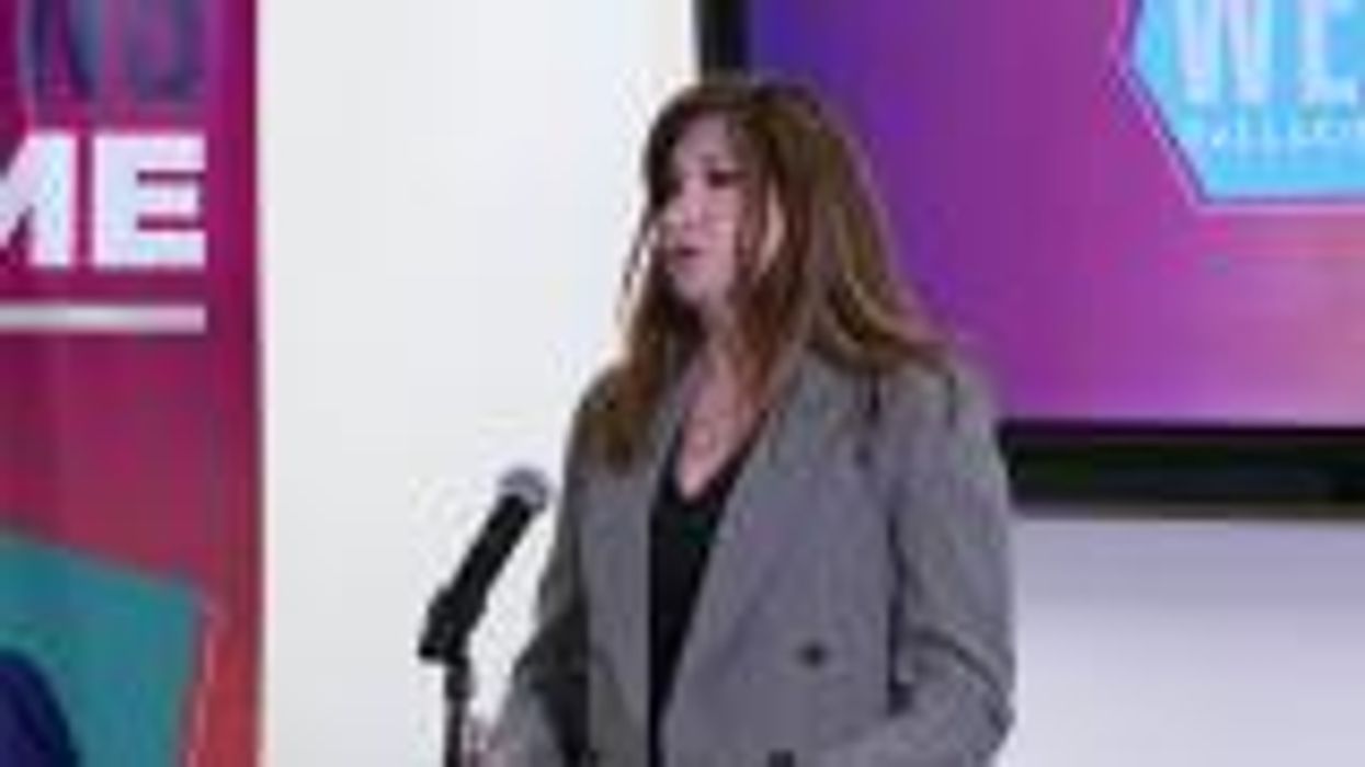 Teacher goes viral after showing off anti-shooter door lock in classroom