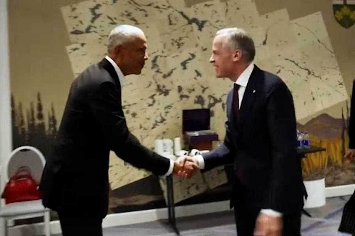Barack Obama, left, shakes hands with Mark Carney, right.
