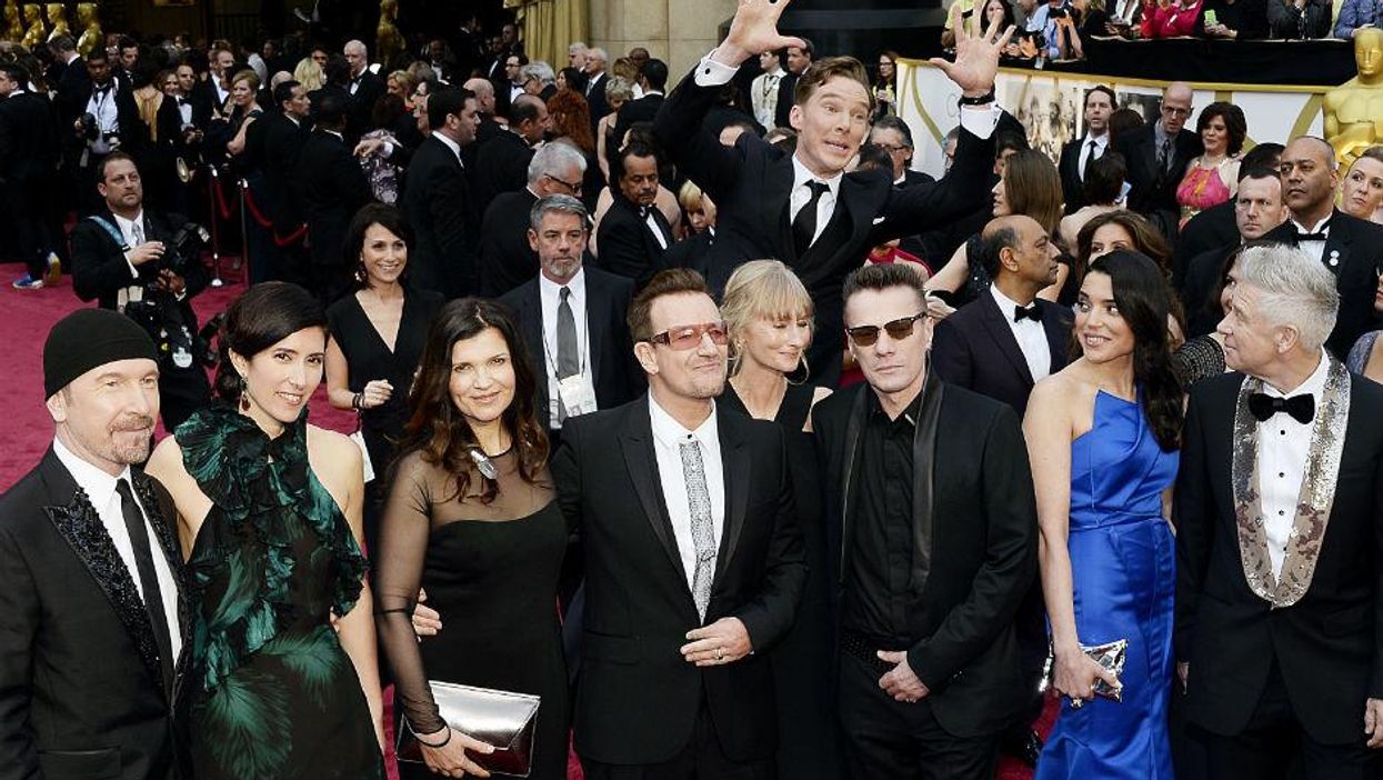 Benedict Cumberbatch performing a perfect example of the "photobomb"