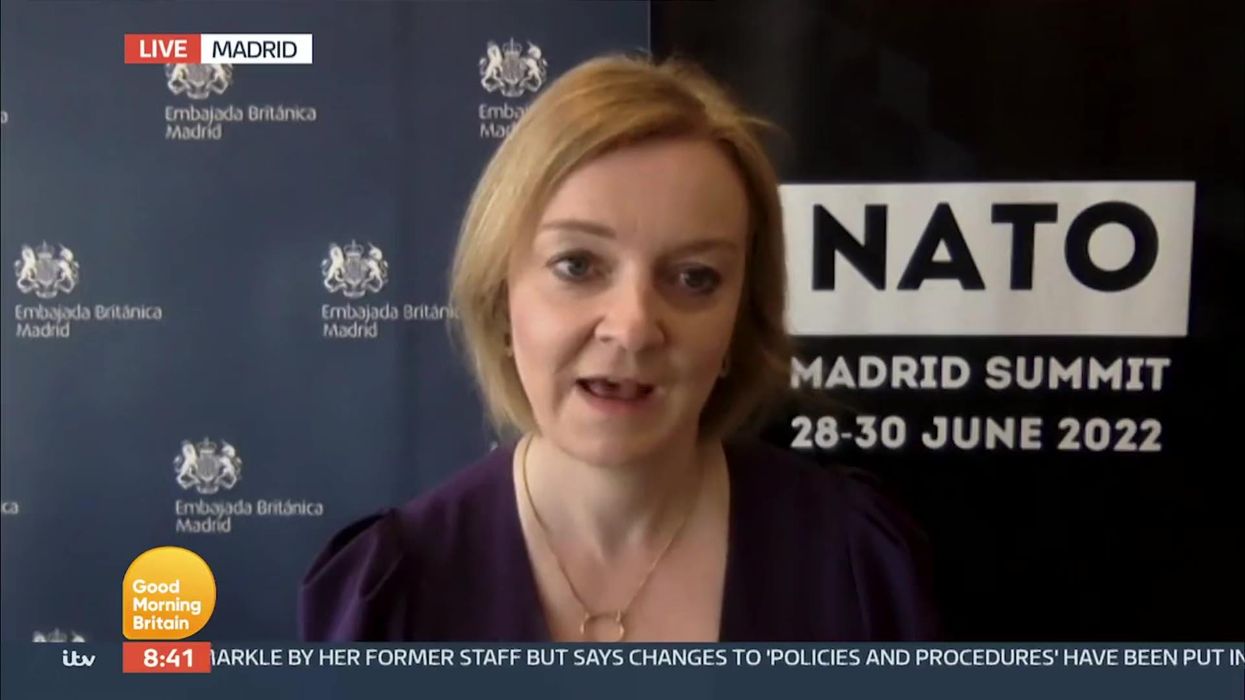 Putin managed to get another absurdly big table for a meeting with just five people