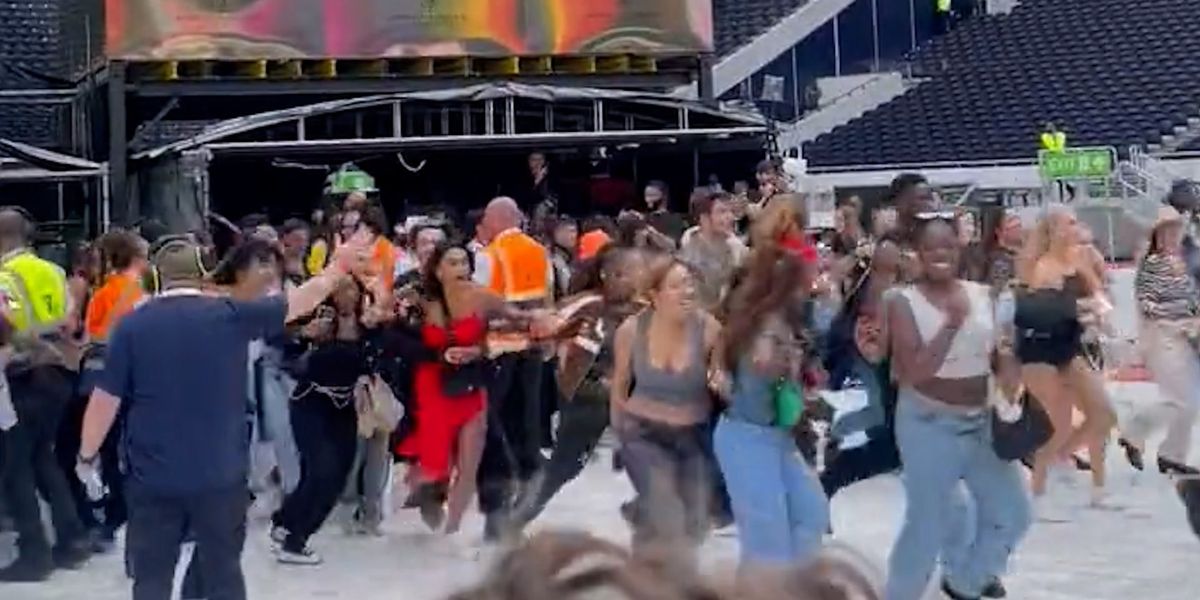 Moment Beyoncé fans charge towards stage as they're let into London ...
