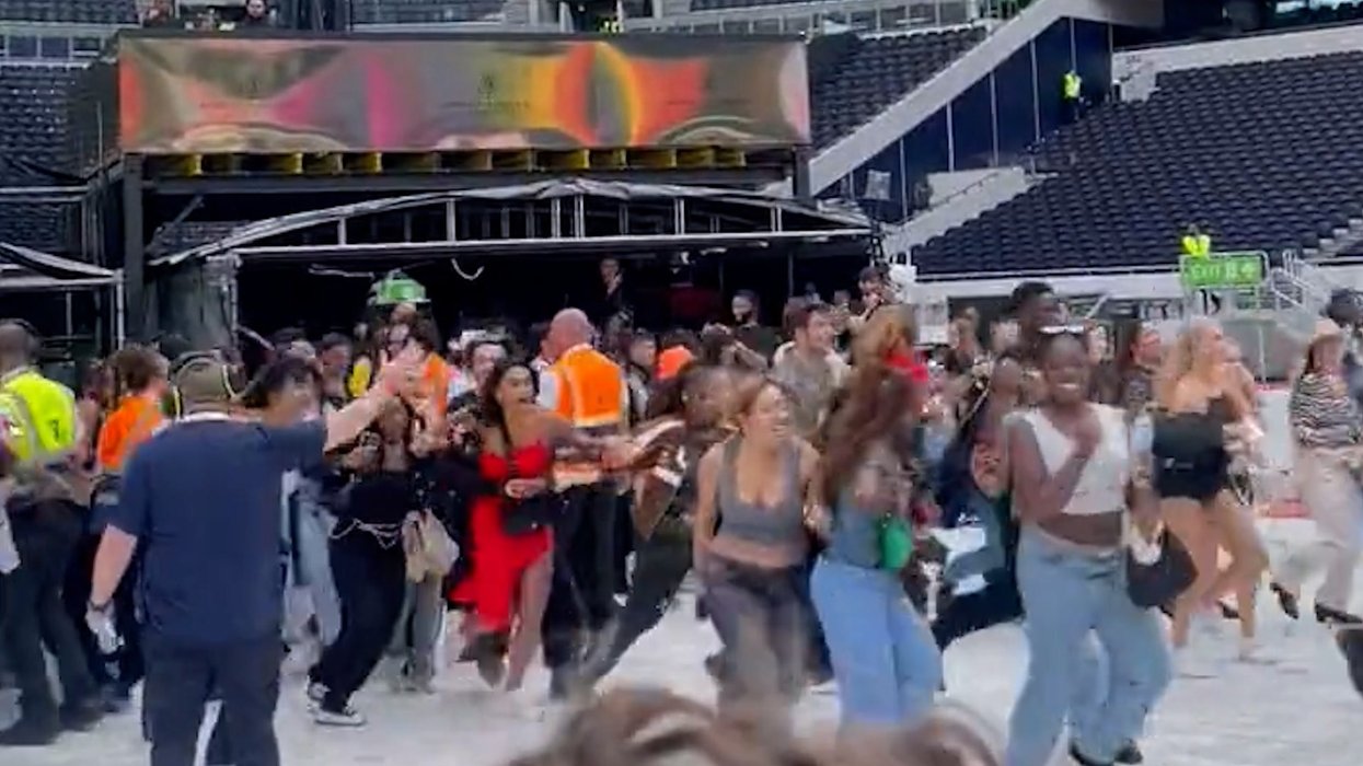 Moment Beyoncé fans charge towards stage as they're let into London ...