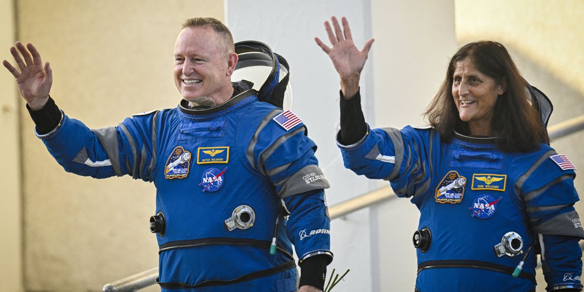 Astronauts stuck in ISS as engineers race to save them | indy100
