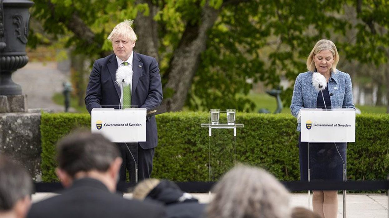 Photo of Boris Johnson in rowing boat becomes instant meme