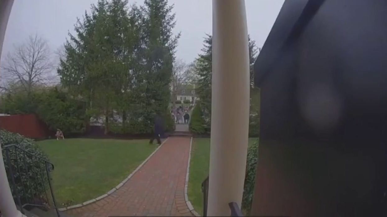 Boston marathon runner appears to take break from race to poop in a garden