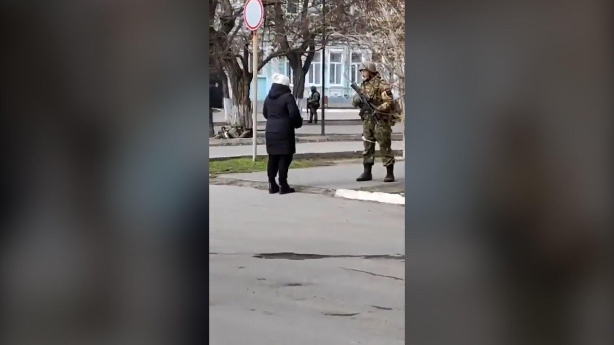 Ukrainian asks troops whose tank had ran out of fuel if they want a 'tow back to Russia'