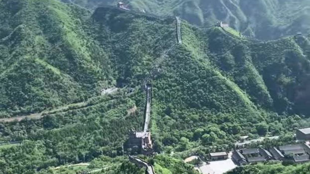 Japanese tourists pull moonie on Great Wall of China and get deported