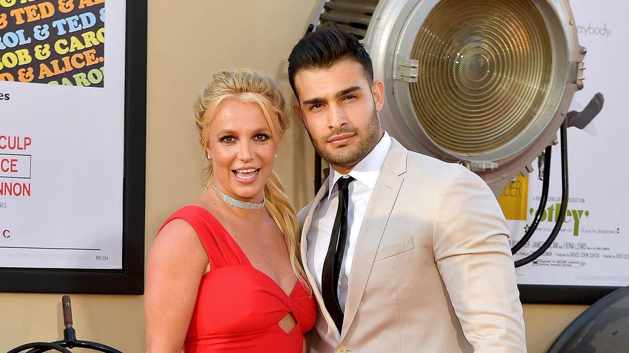 Woman surprises husband with pregnancy news after taking over microphone during jam session