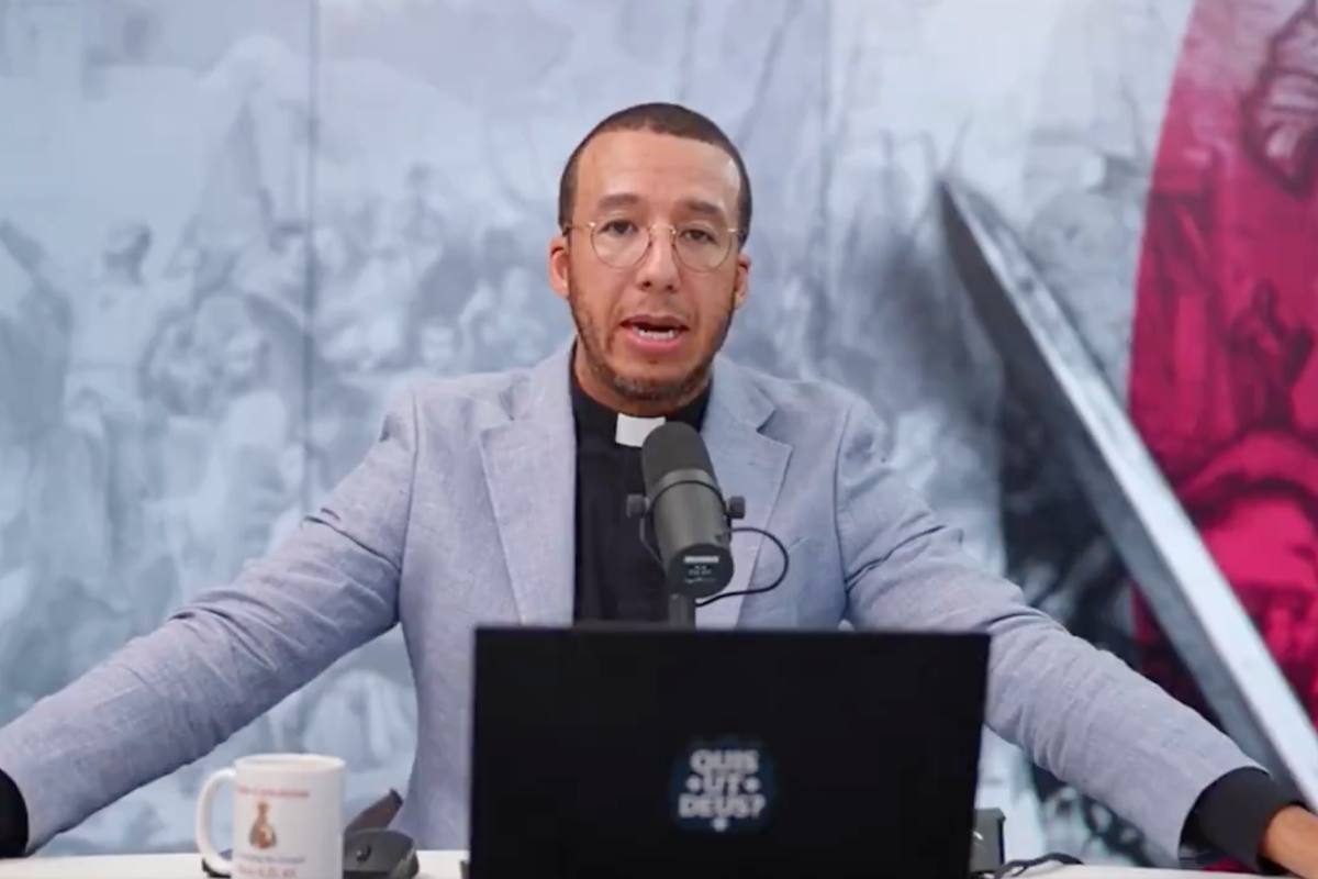 Calvin Robinson in a grey suit jacket presenting his Lotus Eaters show.