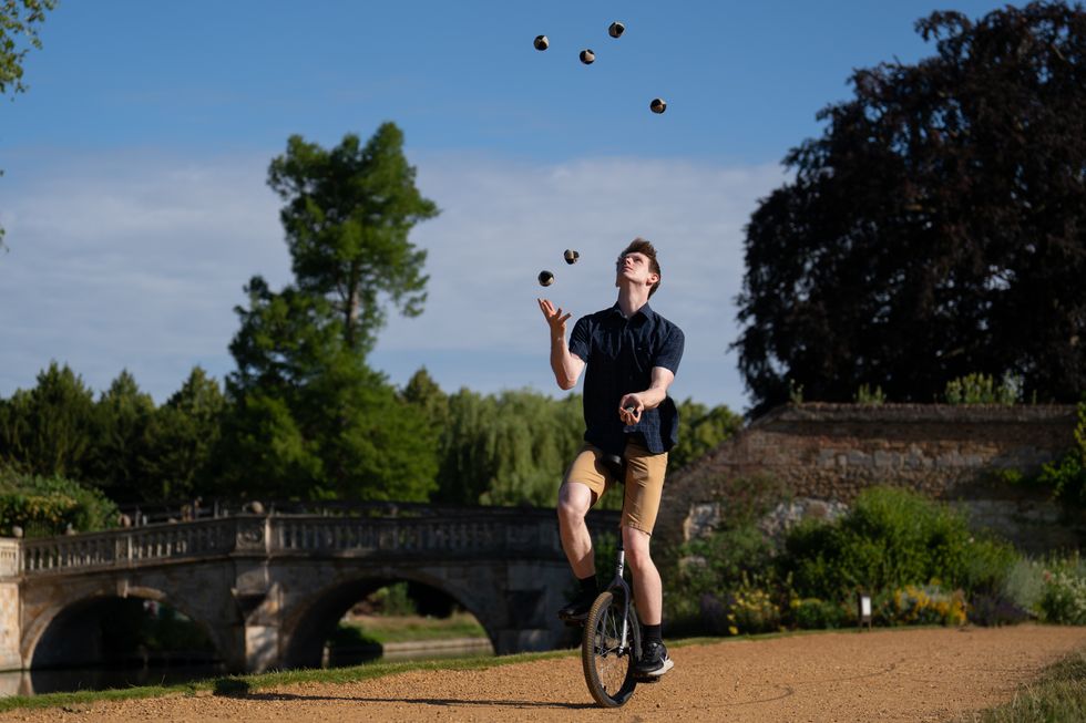 Cambridge University student becomes juggling world record holder