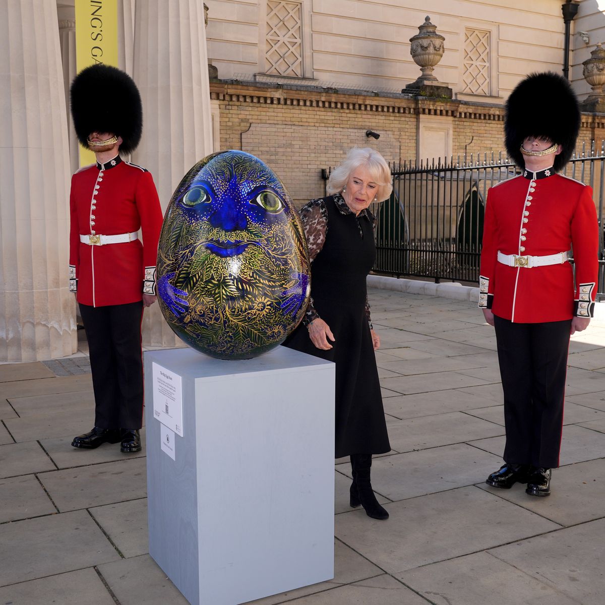 La reine fait l'éloge du « magnifique » grand œuf de Pâques installé à…