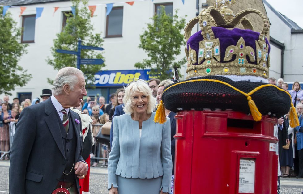 King and Queen impressed by crocheted crown during Selkirk visit