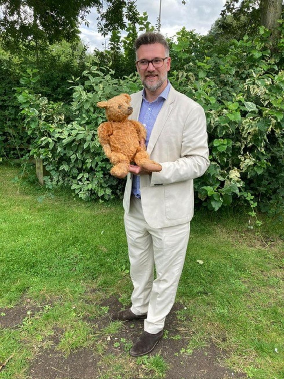 Charles Hanson, owner of Hansons Auctioneers, with Mr Cinnamon