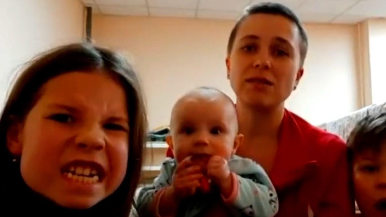 CNN host cracks up as Ukrainian kids pull faces at him during interview