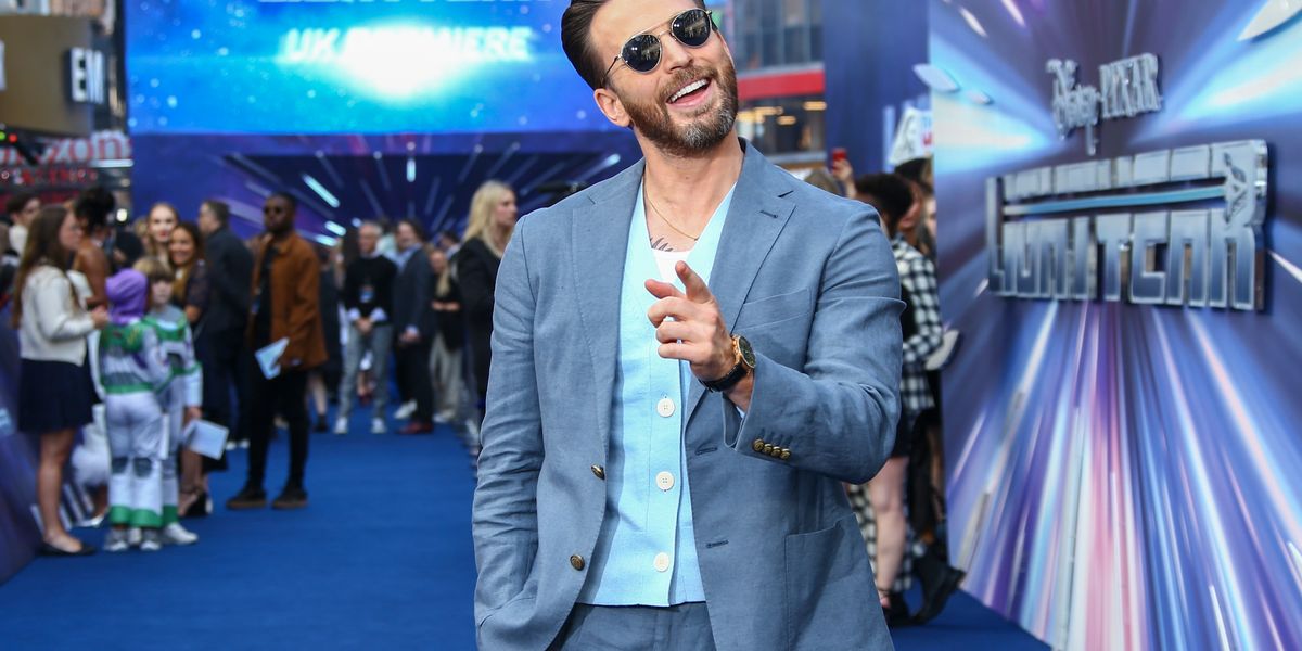Countinue Sign Chris Evans struggles to keep concentration during Buzzfeed ‘puppy ...