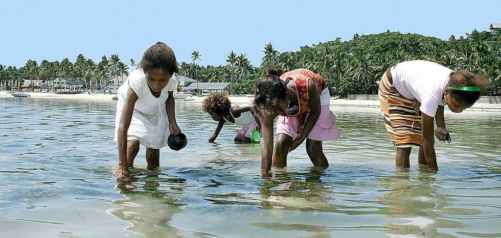 Clearer waters at Boracay Bay in October 2006.