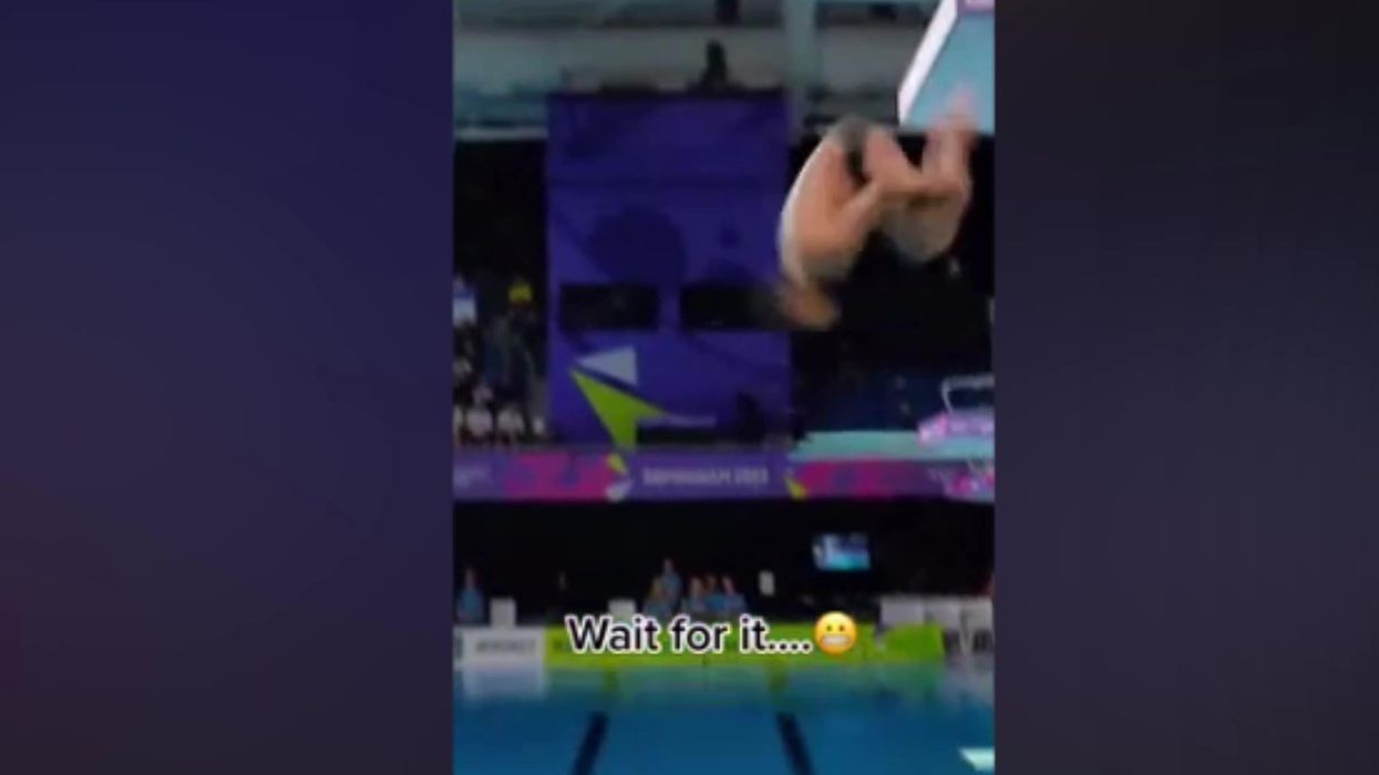 Eye-watering moment Commonwealth diver accidentally belly flops into pool