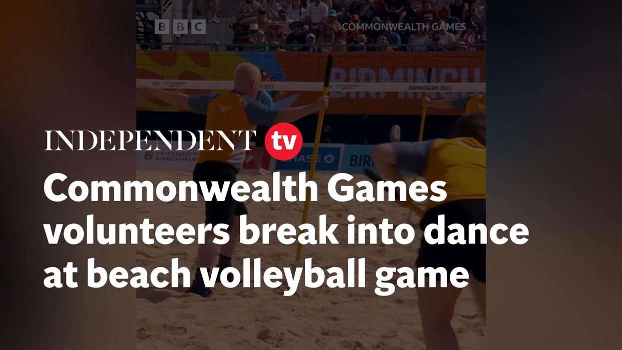 Commonwealth Games volunteers steal the show with rake dance routine