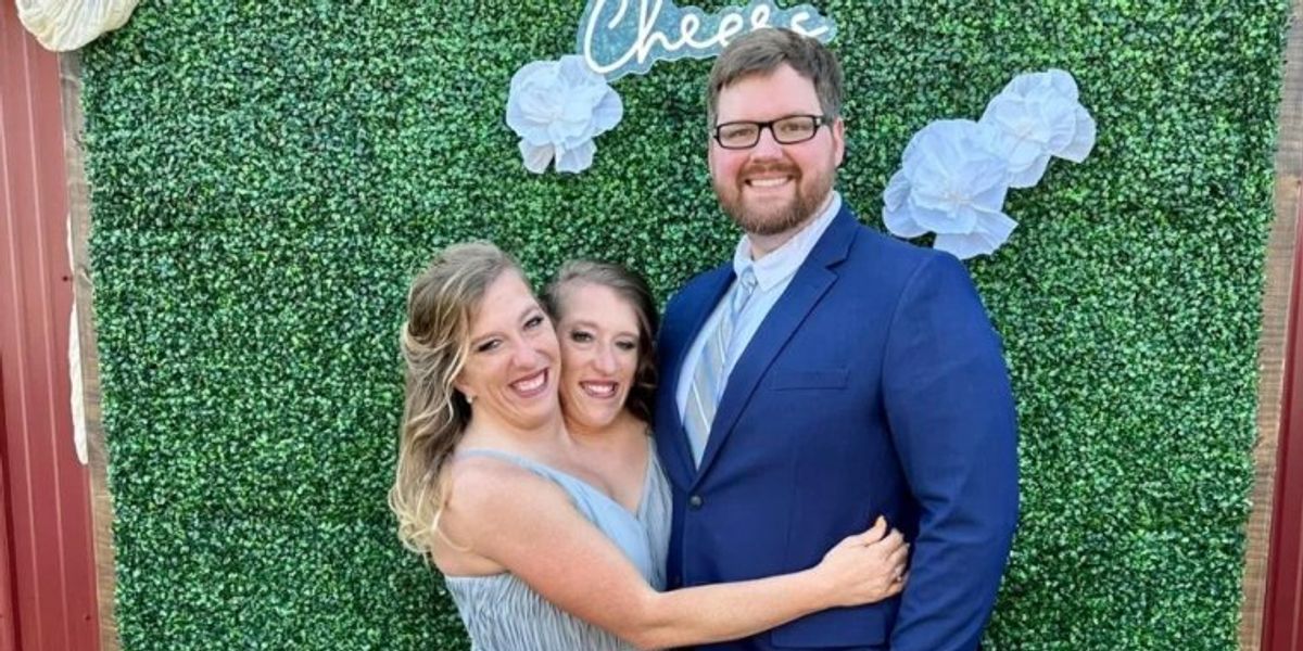 Viral 2HeadsAreBetter post claims that Abby and Brittany Hensel spoke Viral 2HeadsAreBetter post claims that Abby and Brittany Hensel spoke