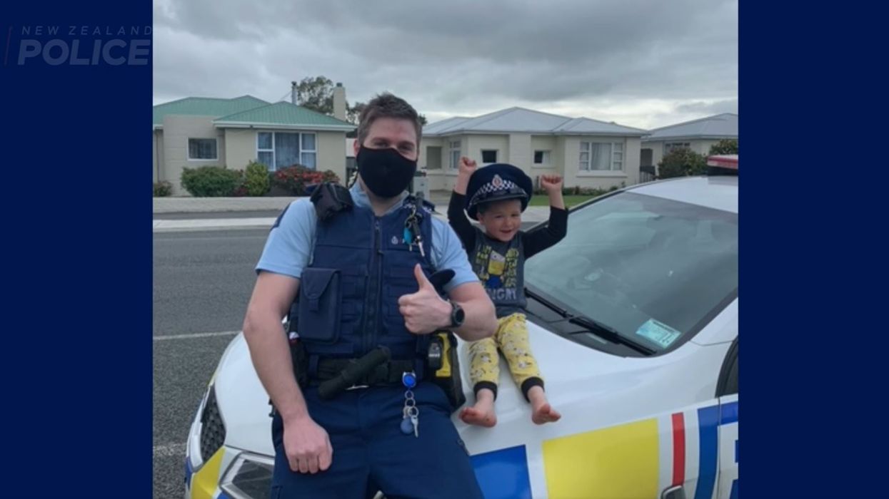 Constable Kurt with the boy (New Zealand Police/Screenshot)
