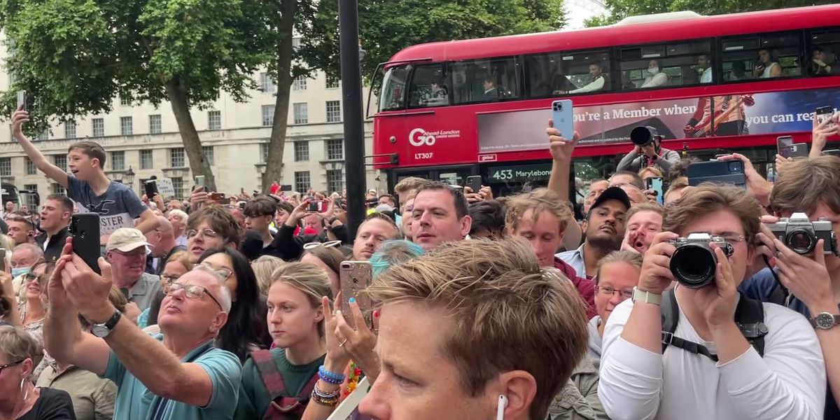 Just 60 seconds of people booing outside Downing Street as Boris ...