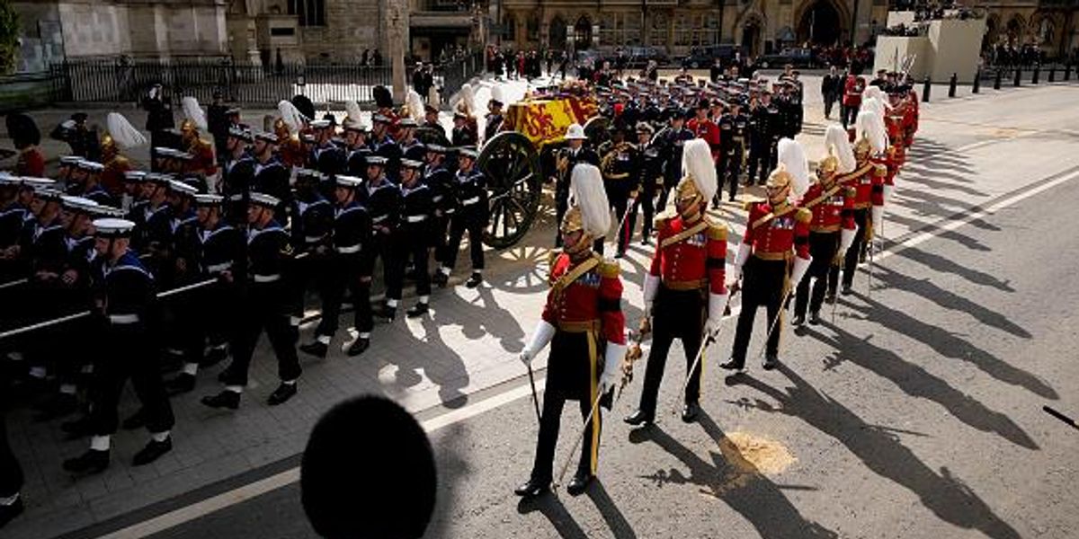 People Feel Bad About Everyone Trudging Through Piles Of Horse Poop At people-feel-bad-about-everyone-trudging-through-piles-of-horse-poop-at