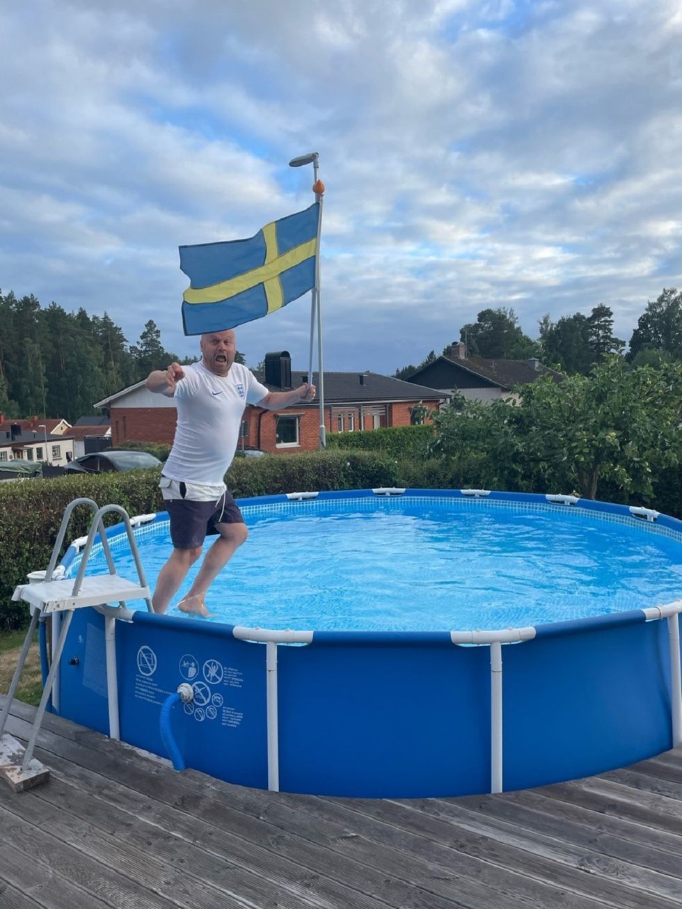 British man takes a dip to celebrate Lionesses’ win as Swedish family watch on