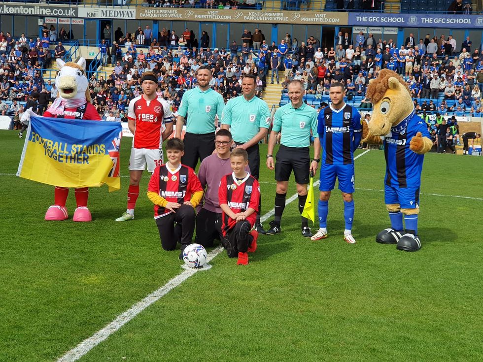 Ukrainian refugee leads Gillingham on to pitch just days after arriving in UK